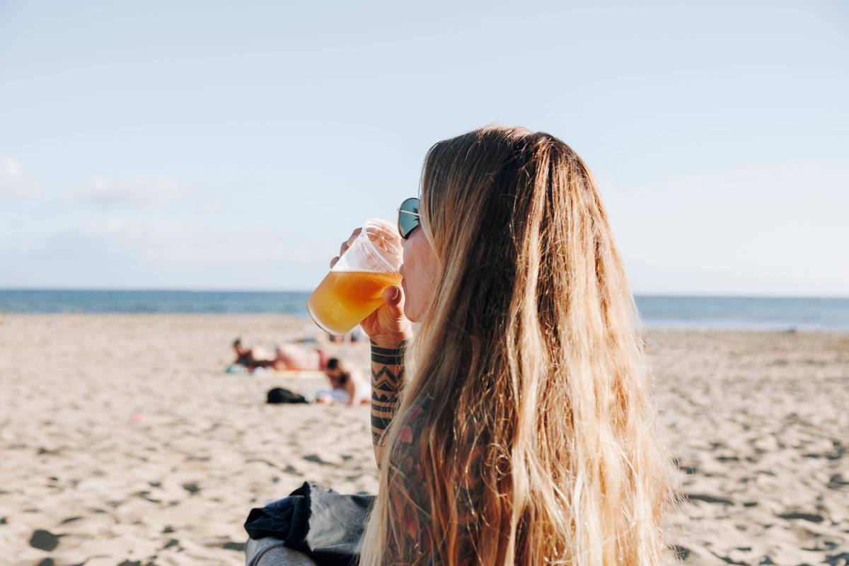 Frau trinkt Bier