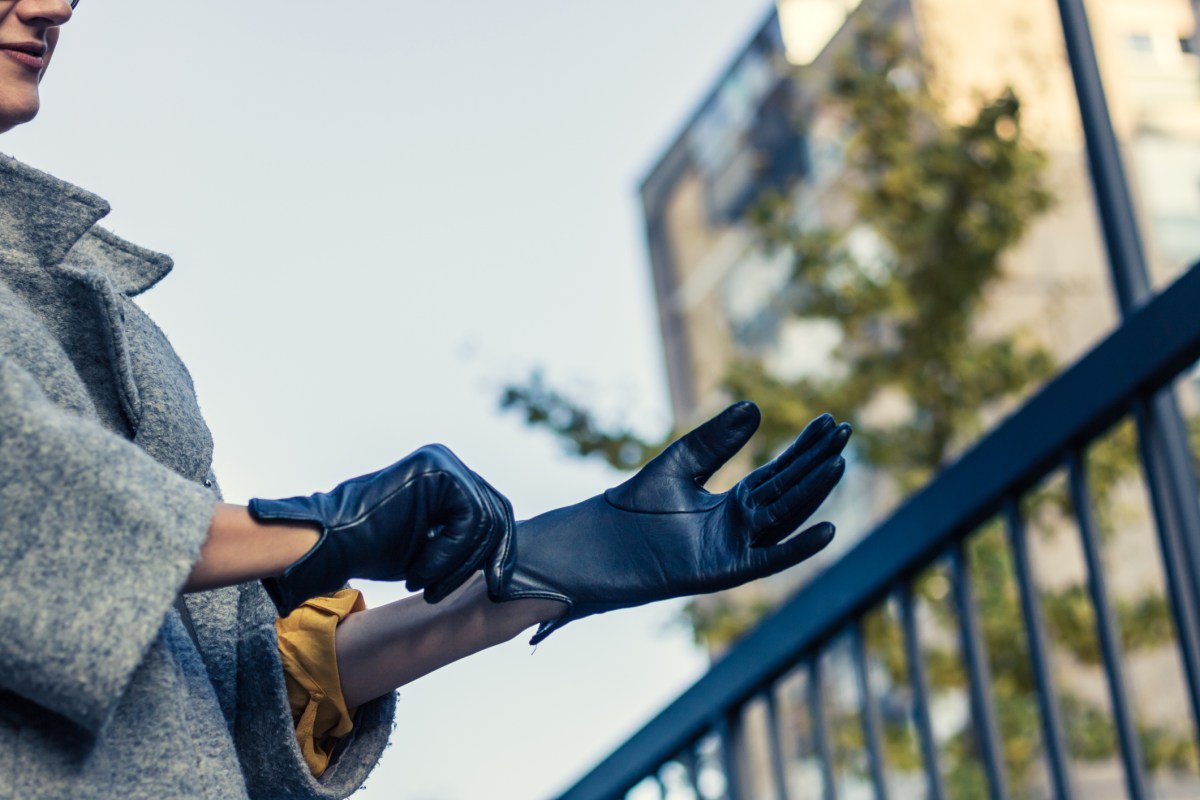 frau trägt handschuhe