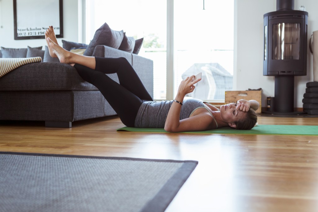 Frau Rücken Boden Pilates