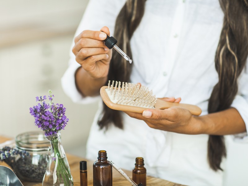 haarparfum frau haare bürste öl pflege wellness