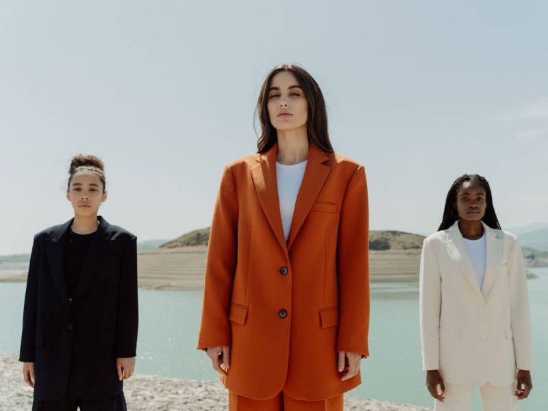 Frauen schauen in die Kamera