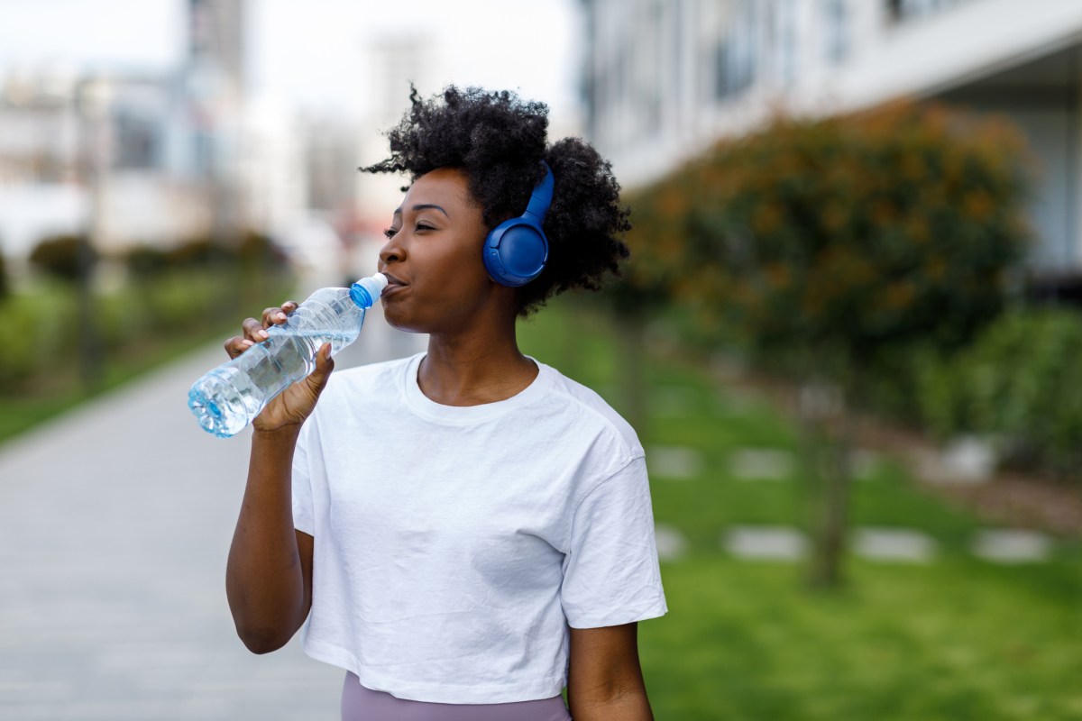 Frau Wasser im Stehen trinken