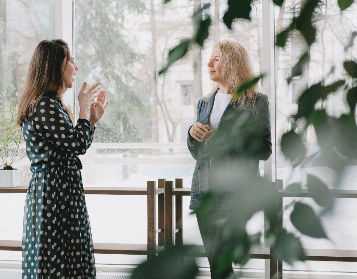 Frauen besprechen sich