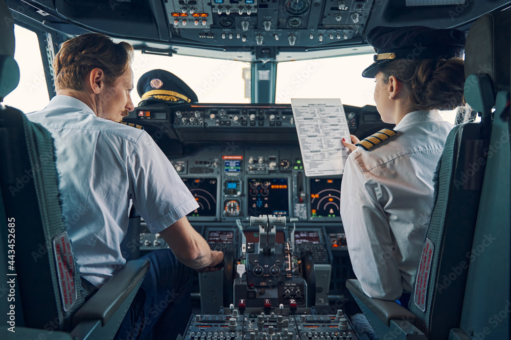 Piloten im Cockpit