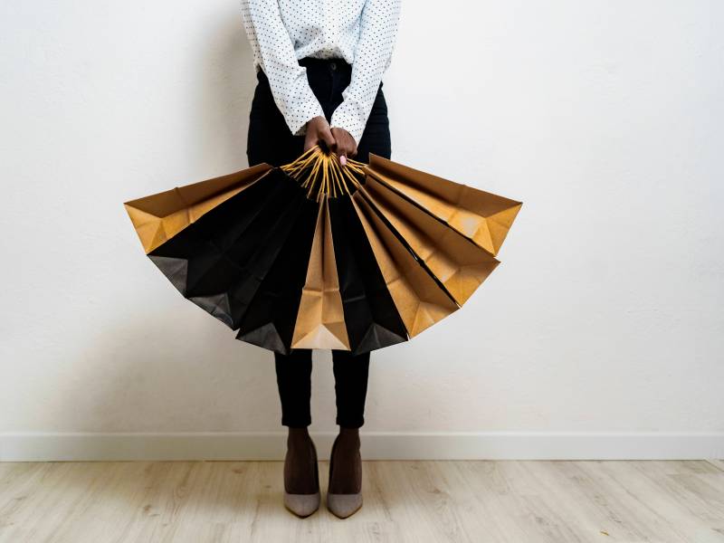 Frau mit vielen Tüten