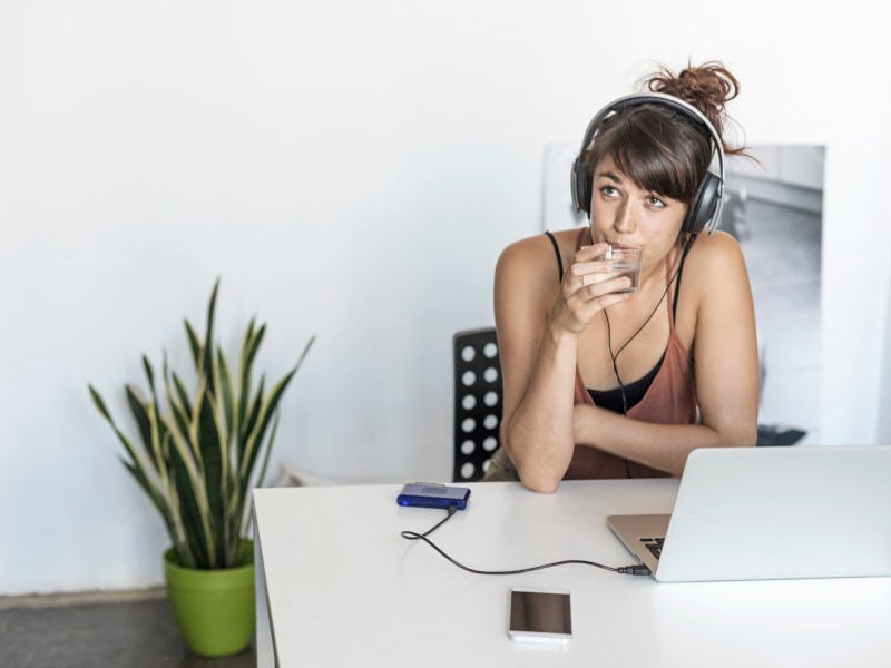 Frau Home-Office Wasser trinken