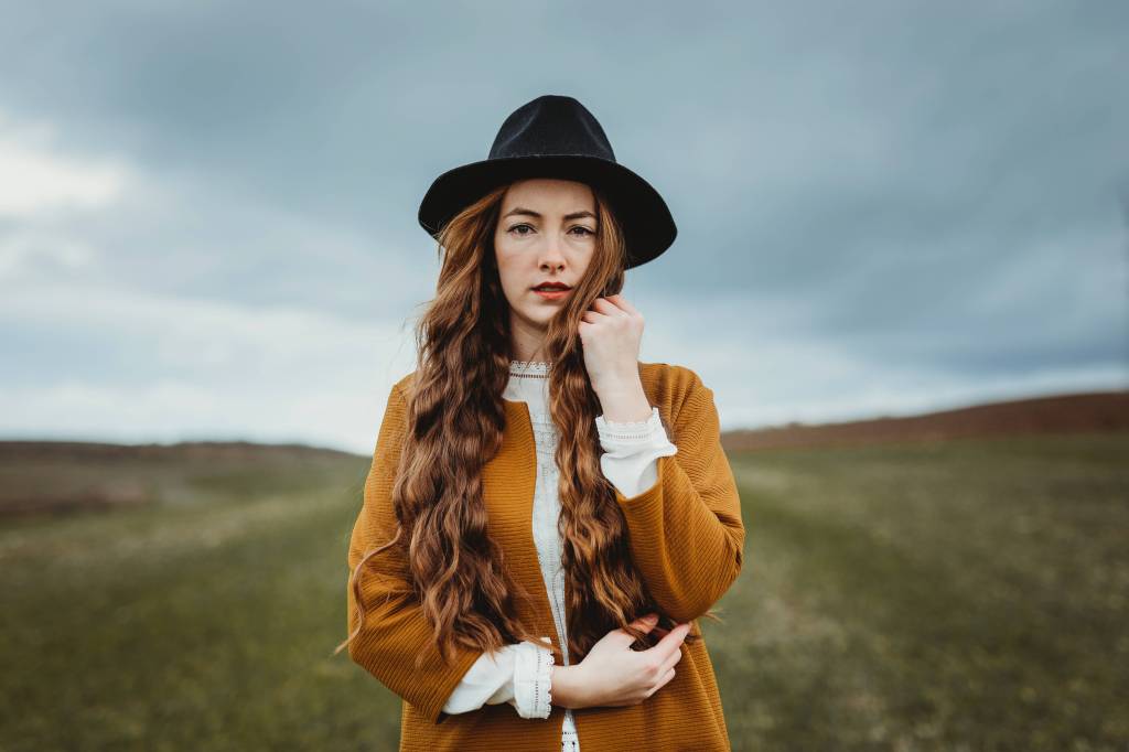 Frau allein auf einem Feld