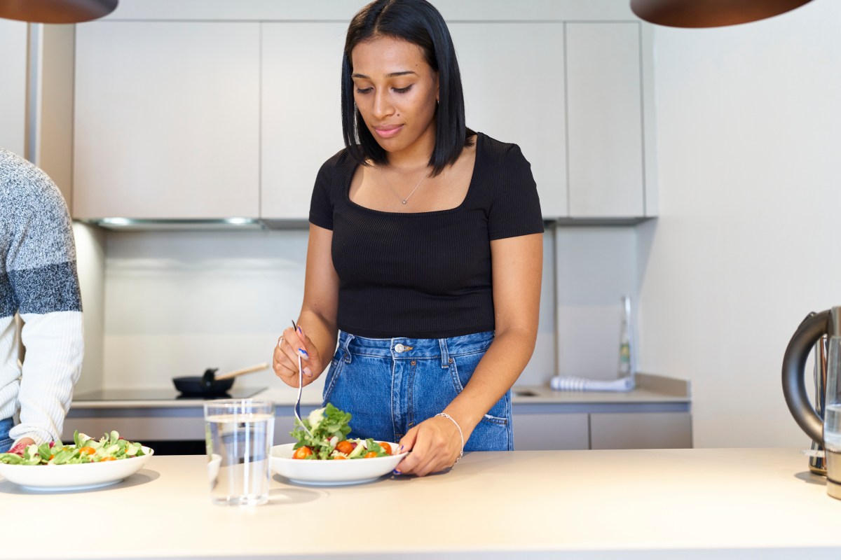 Frau Küche Salat