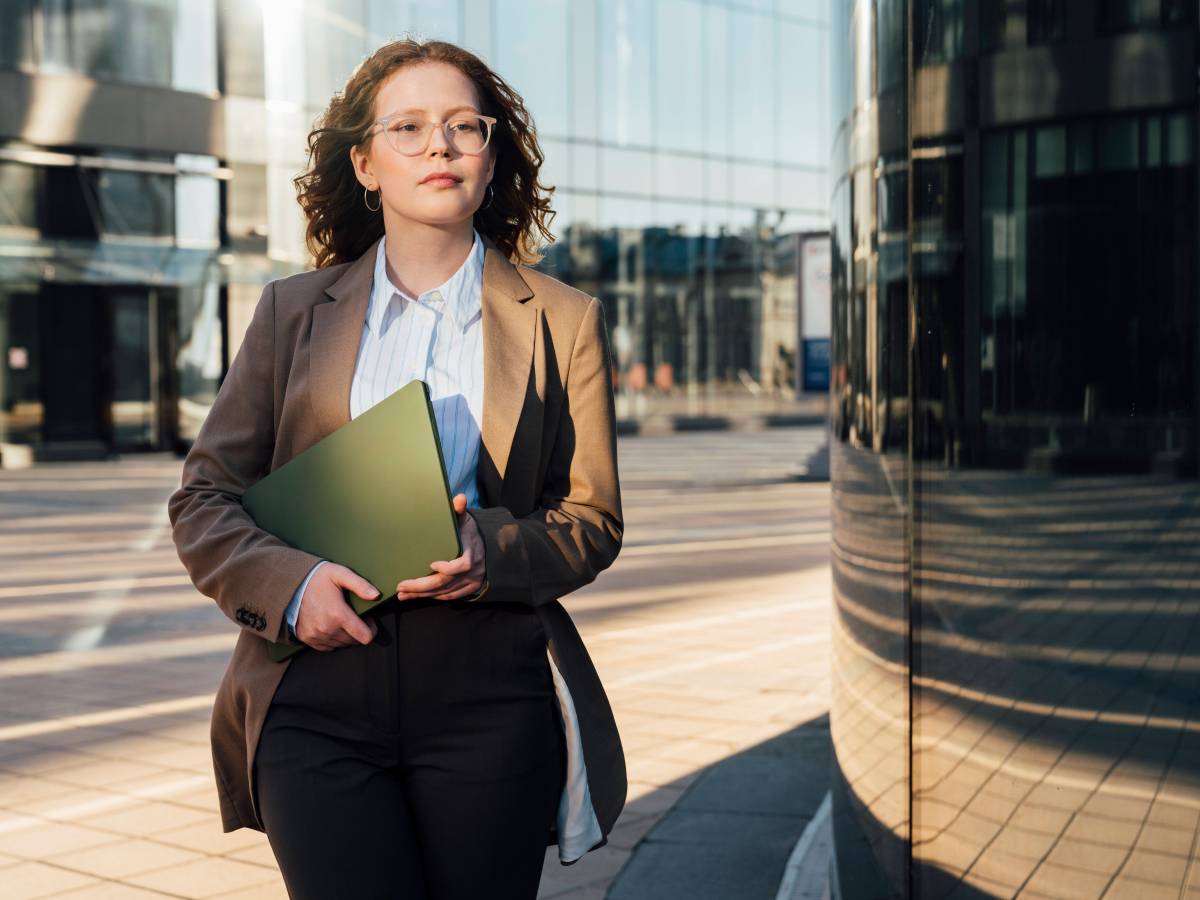 Frau geht zu ihrem Job für Quereinsteiger