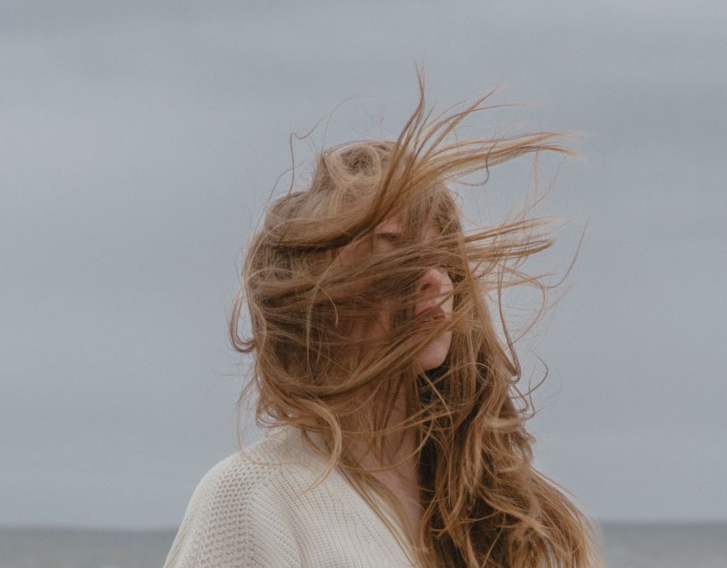 Frau mit wuscheligen Haaren