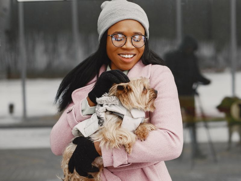 Frau mit Hund im Wintermantel