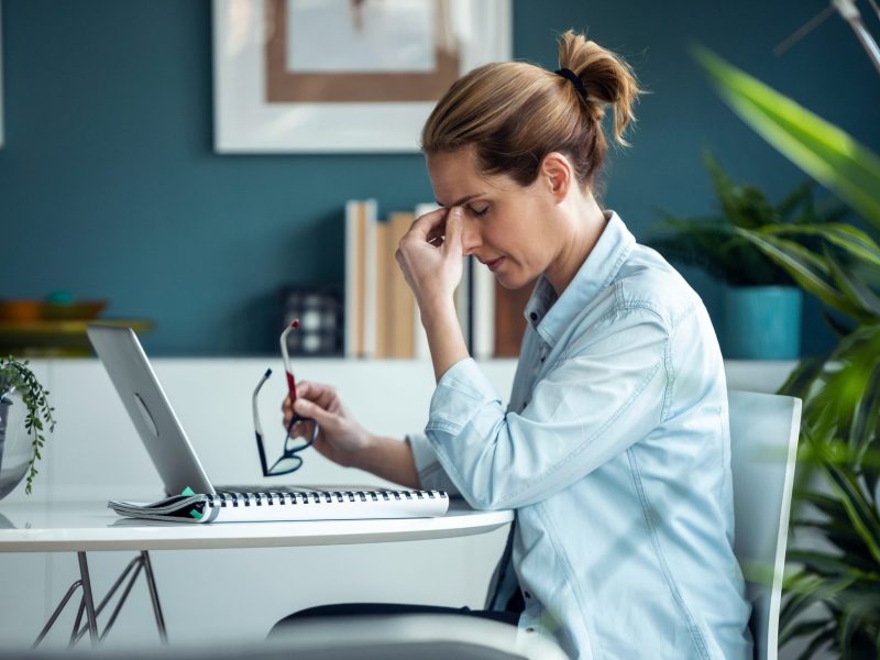 Frau Büro Kopfschmerzen