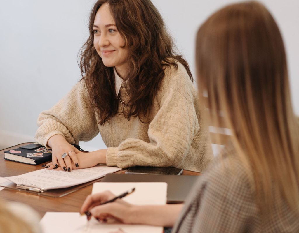 Zwei Frauen im Meeting