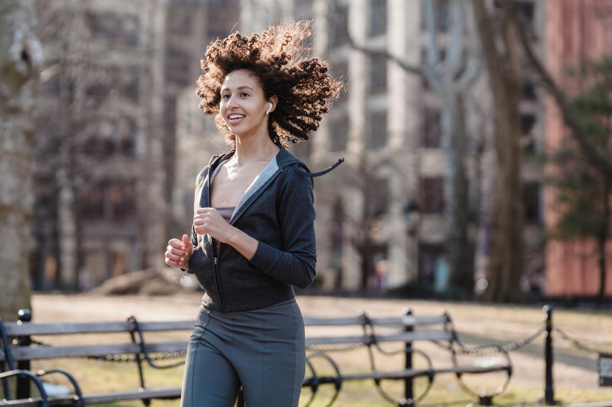 Frau beim Joggen mit Musik.