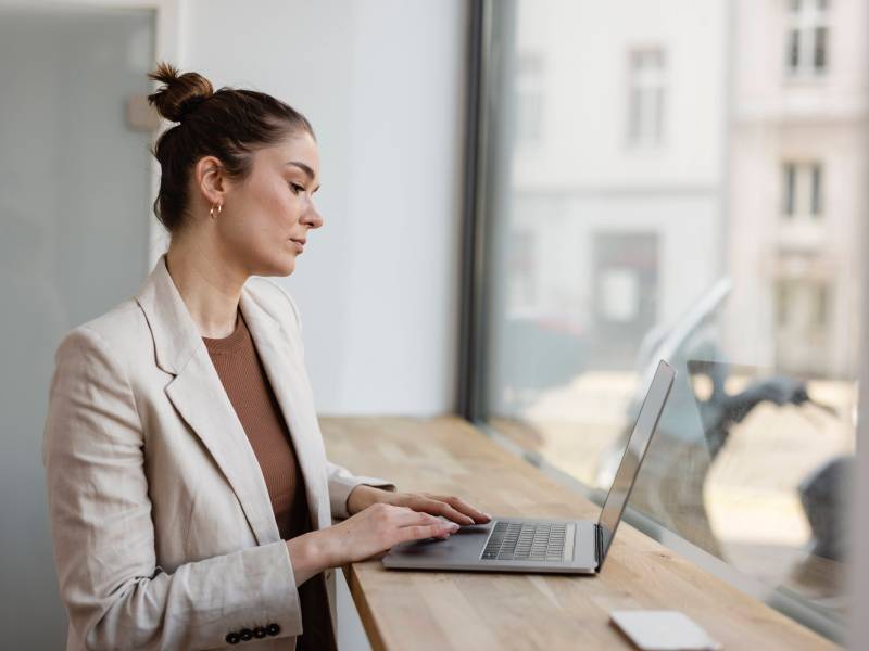 Frau Laptop Teilzeitjob