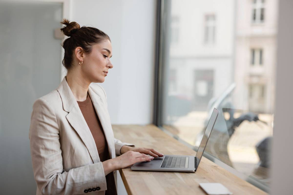 Frau Laptop Teilzeitjob