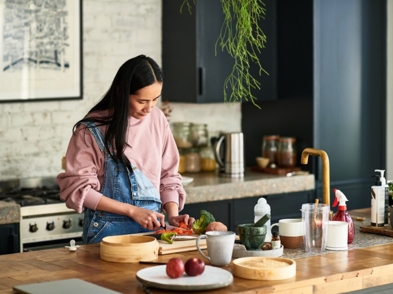 Frau Küche kochen Wintergerichte