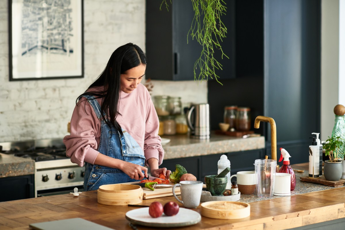 Frau Küche kochen Wintergerichte