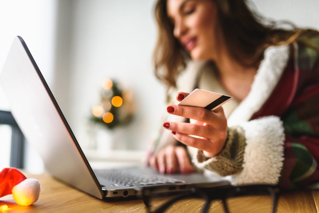 Frau Online Shopping Weihnachten