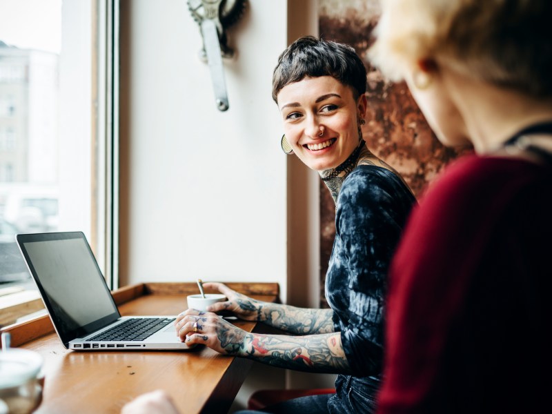 frau kaffee tattoo laptop