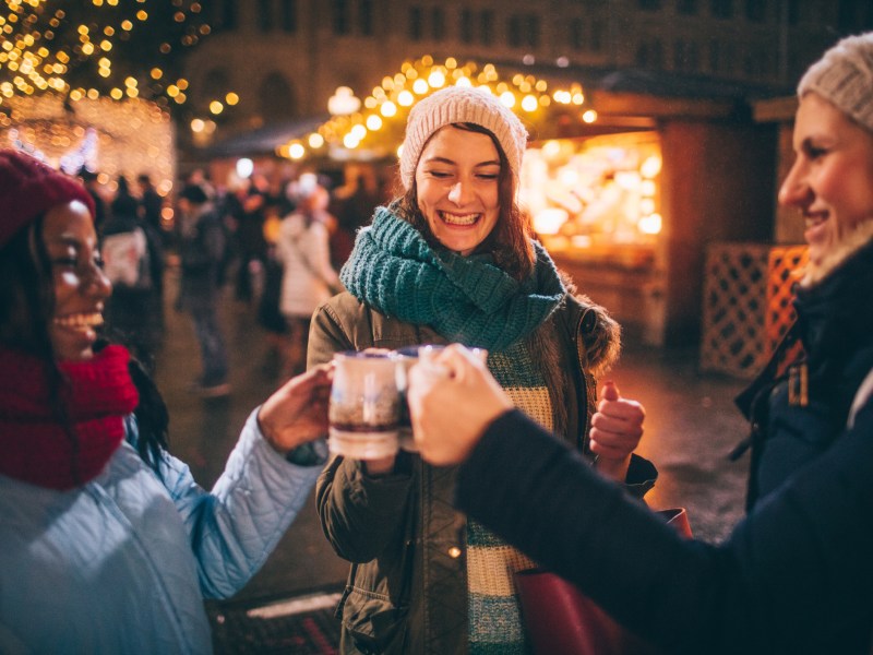 Freunde trinken Glühwein