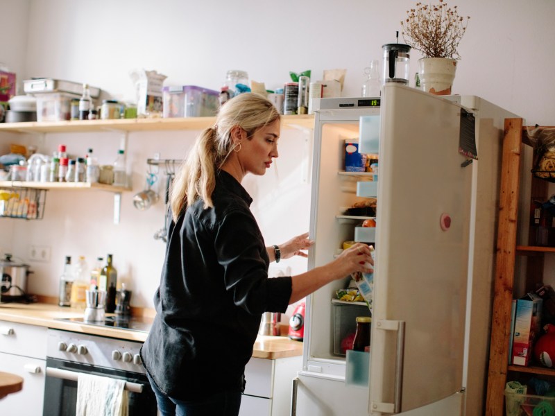 milch kühlschrank kpche frau zuhause wohnung essen trinken blond