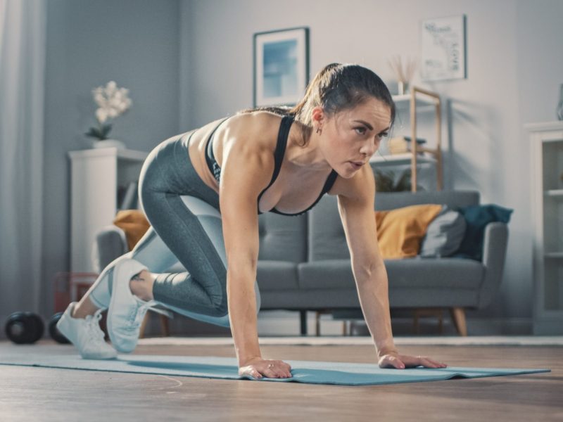 Frau macht Mountain Climbers