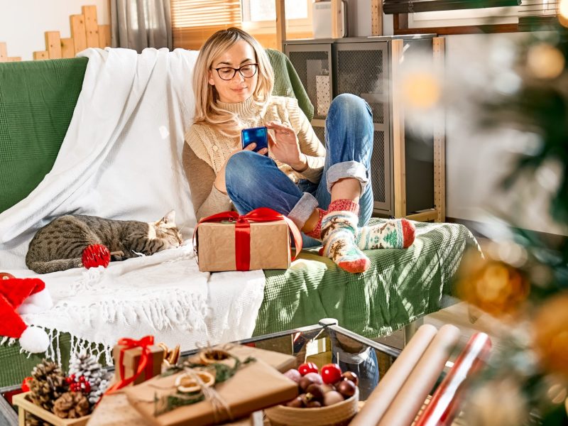 Frau Weihnachten Shopping