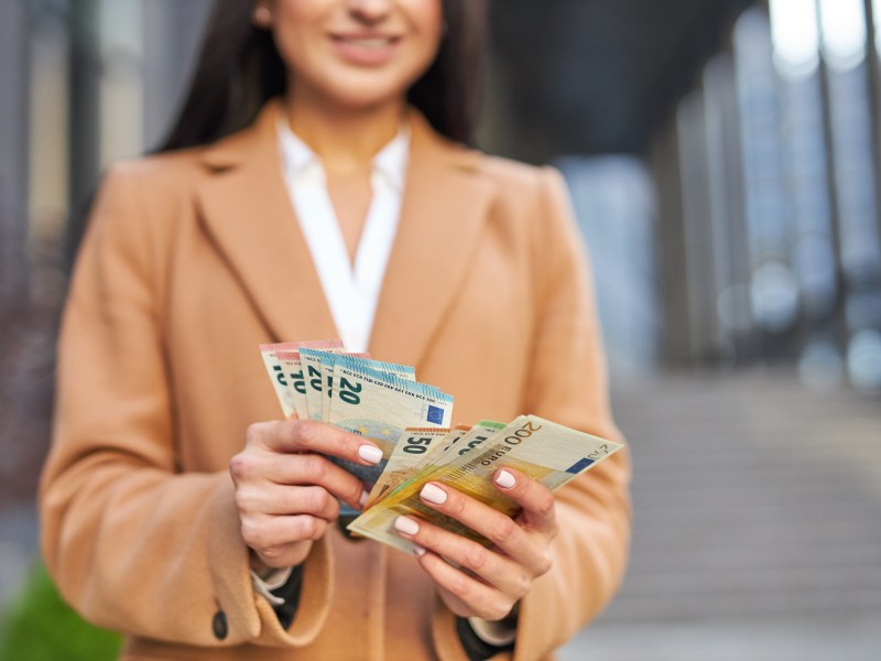 Frau hält Geld in der Hand