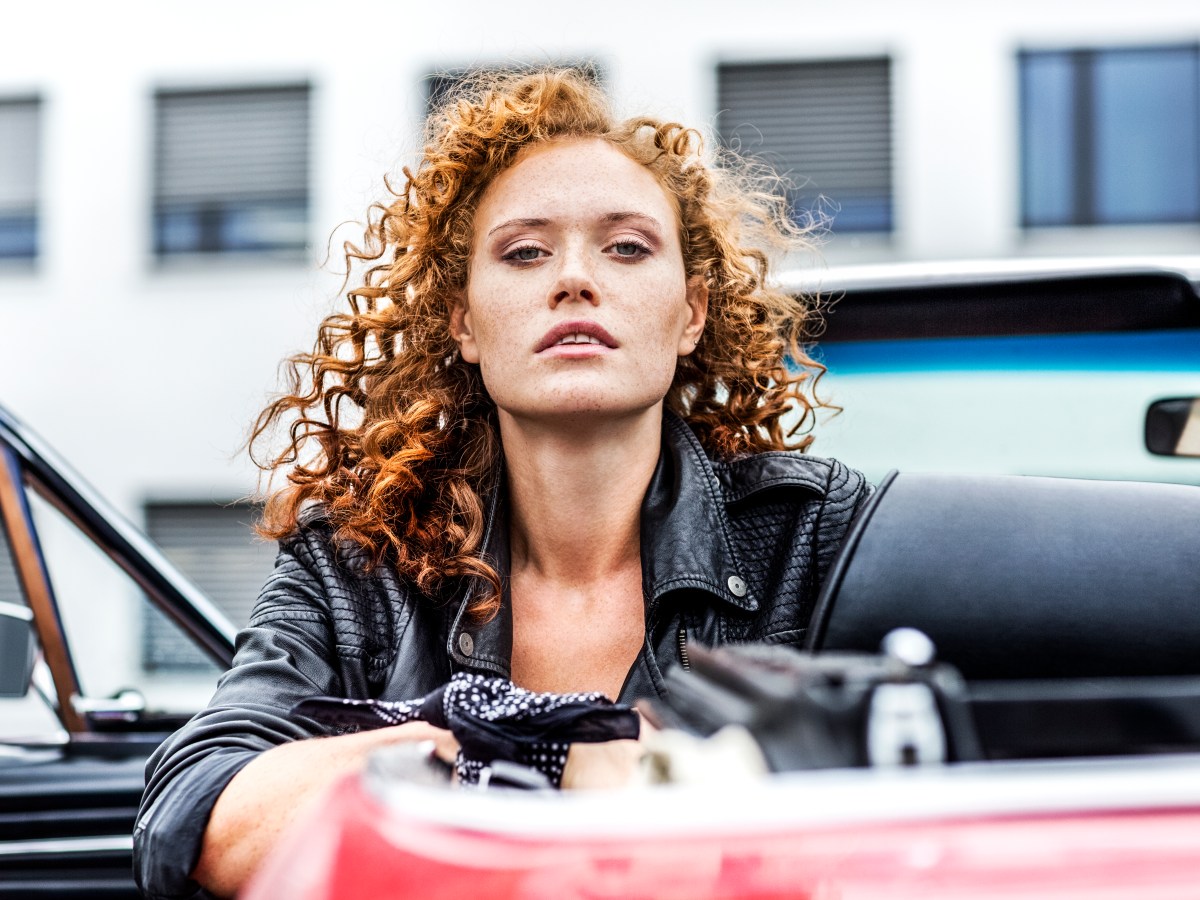 Frau mit roten Locken