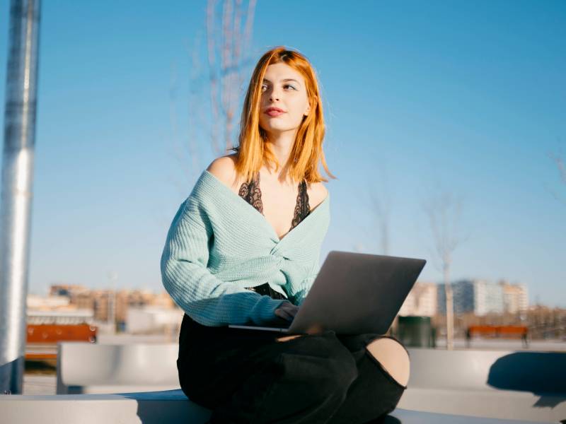 Frau mit Laptop