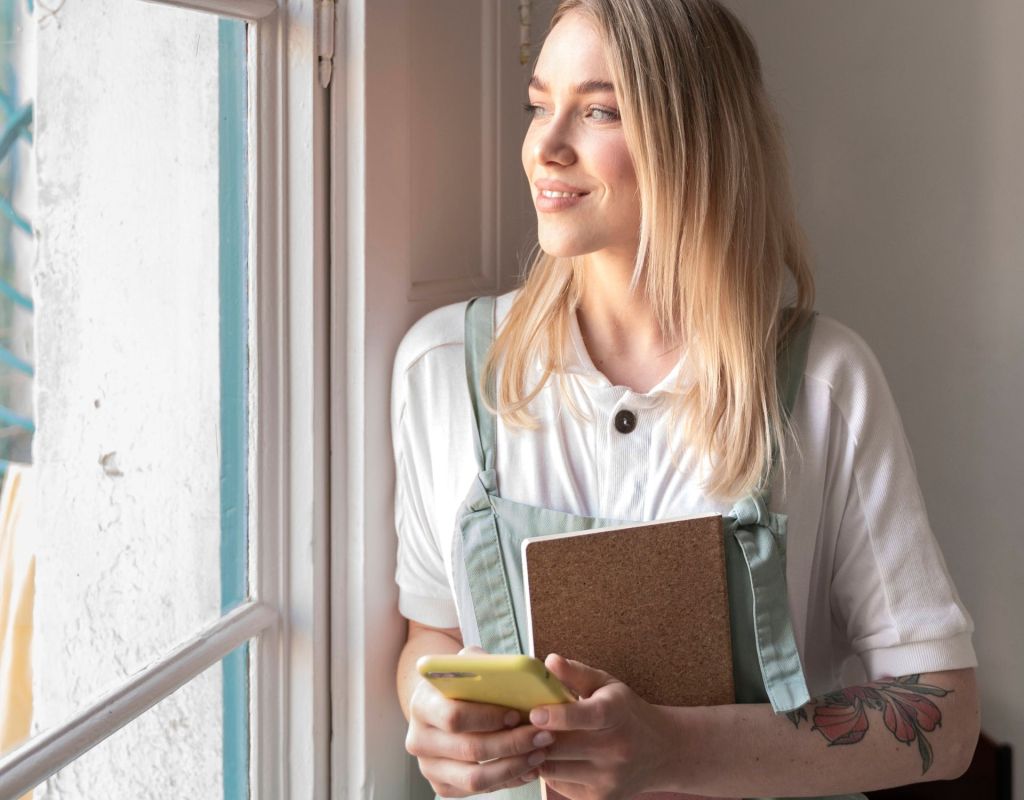 Frau im Büro mit Tattoo