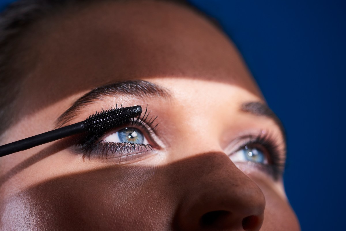 Frau trägt Mascara auf