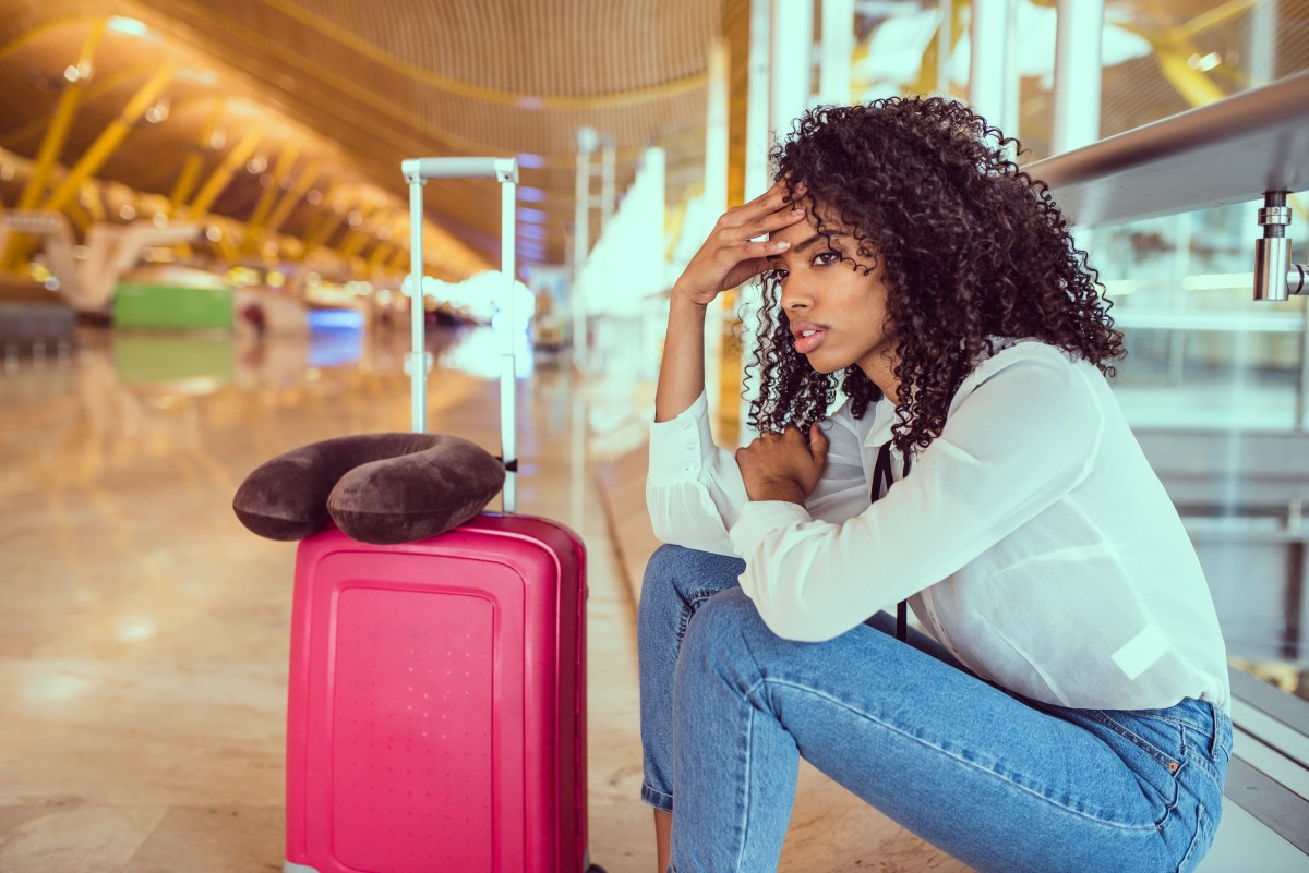 frau flughafen koffer müde jetlag