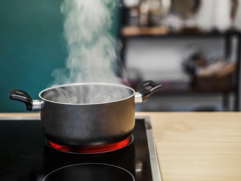 kochen mit dem Topf herd