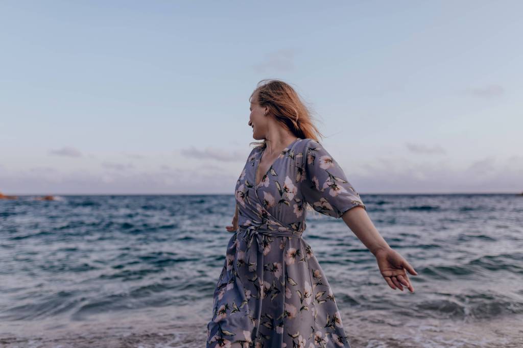 Frau mit Sommerkleid