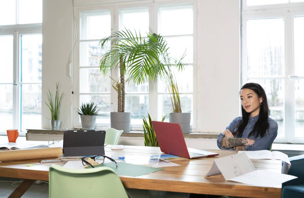 Frau zeigt Tattoo im B&uuml;ro
