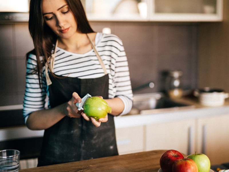 Frau Apfel schälen