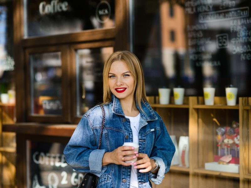 Frau blonde Haare roter Lippenstift