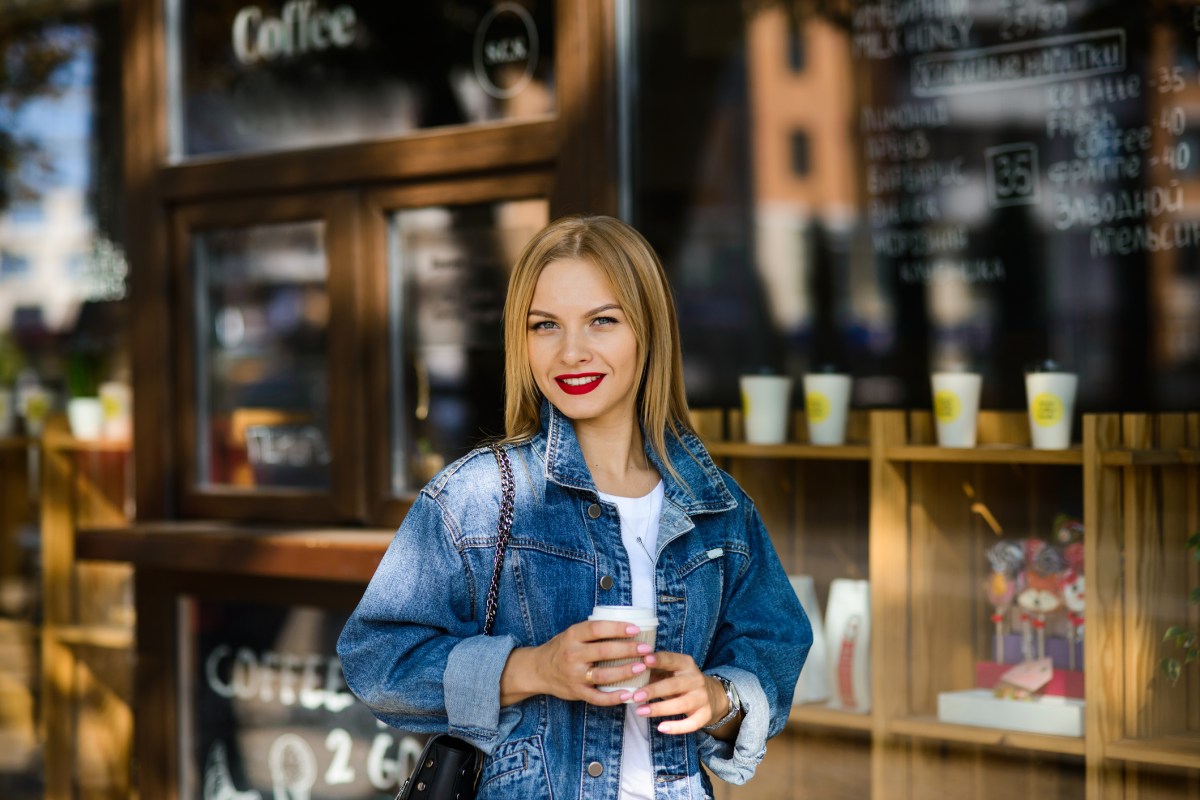 Frau blonde Haare roter Lippenstift