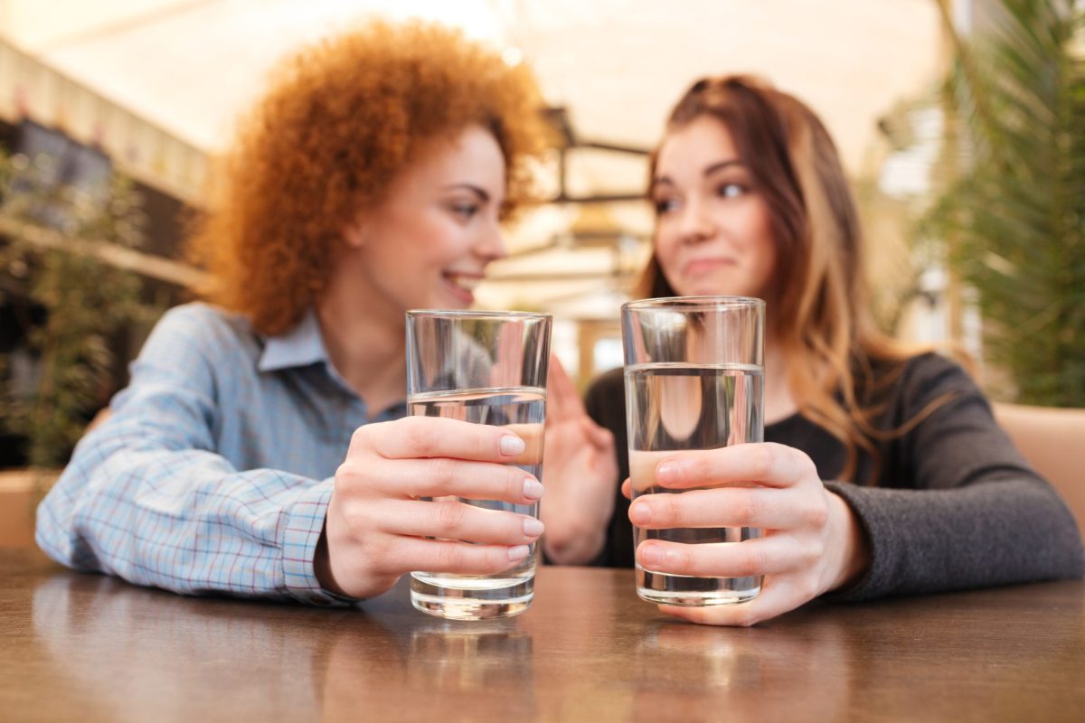 Freundinnen Wasser trinken