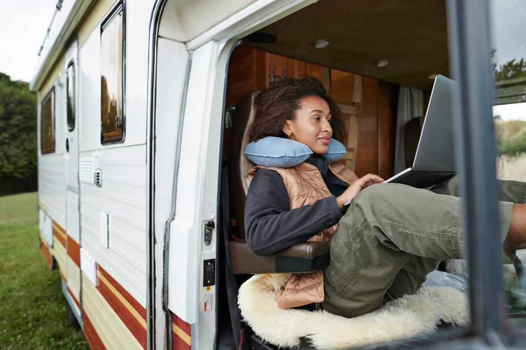 Frau sitzt im Wohnmobil.