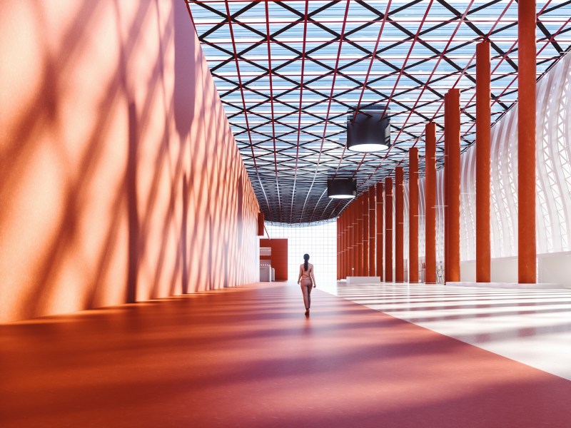 Eine Frau verlässt ein Gebäude.