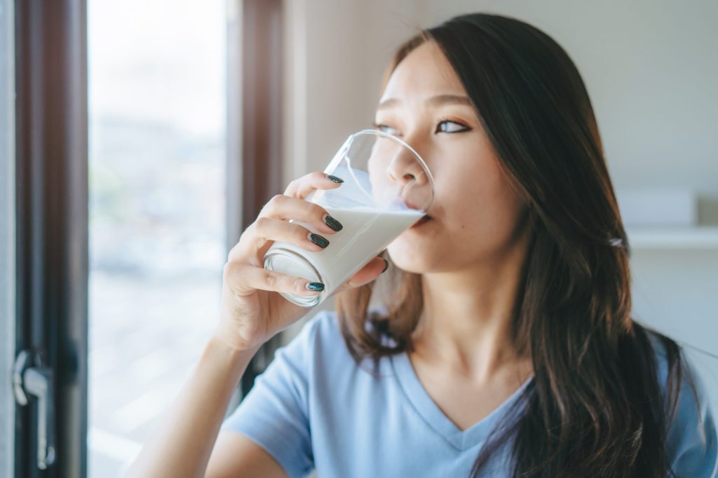 Frau Milch trinken