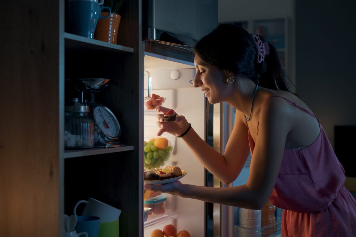 Frau nachts Kühlschrank