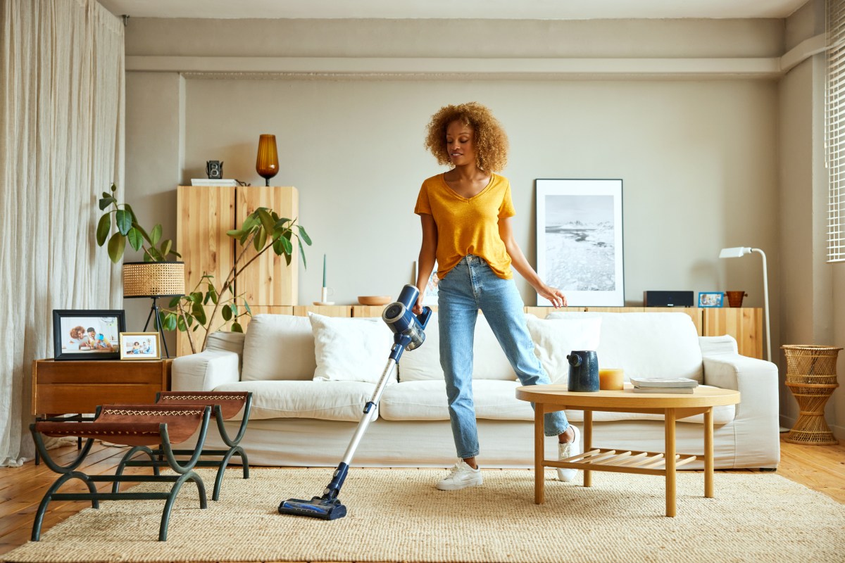 Frau räumt Wohnung auf