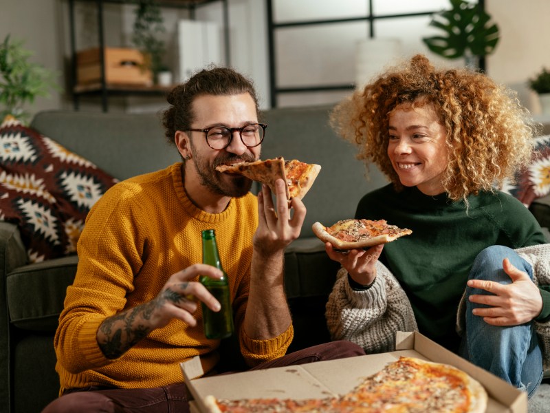 Couple Pizza essen