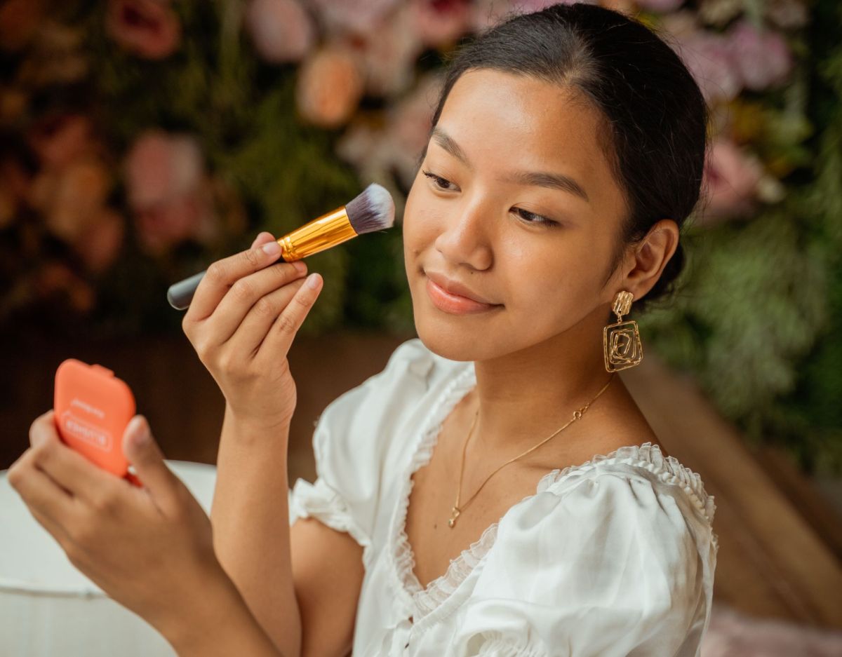 Frau trägt Make-up auf