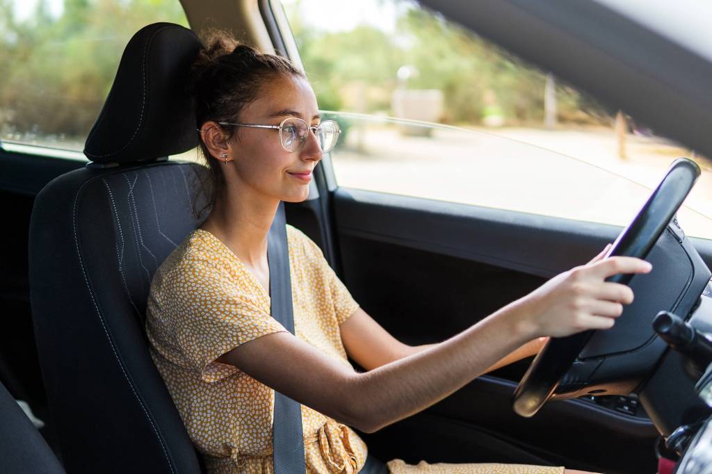 Frau fährt Auto