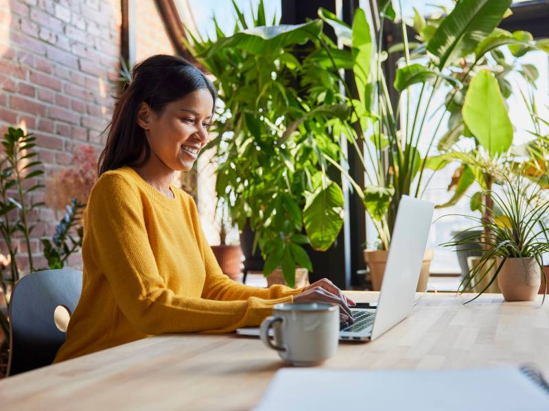 Im Homeoffice fällt die Kommunikation mit den Kollegen oft schwer. Lies hier, mit welchen drei Tipps du sie verbessern kannst.